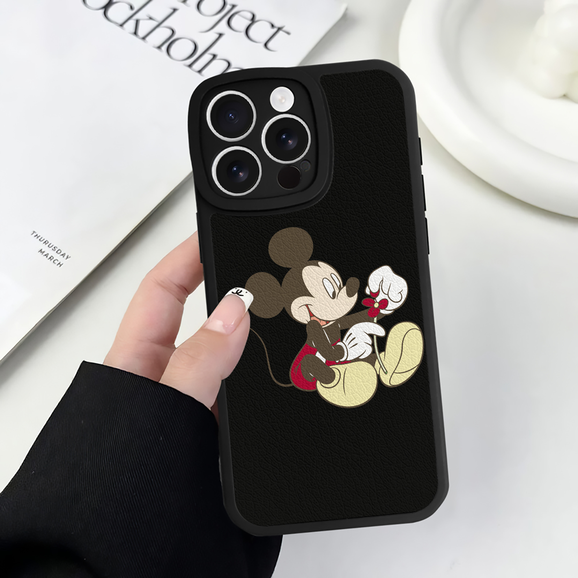 （画像用） ミッキーマウス Mickey Mouse 【iPhone 16シリーズ対応】シリコンスマホケース（レザー調） 材質：シリコン